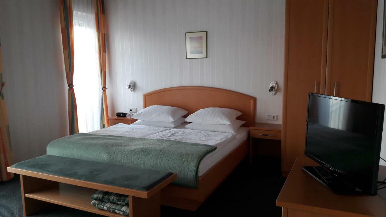 Gastehaus Moser Bed & Breakfast Подерсдорф ам Зее Екстериор снимка