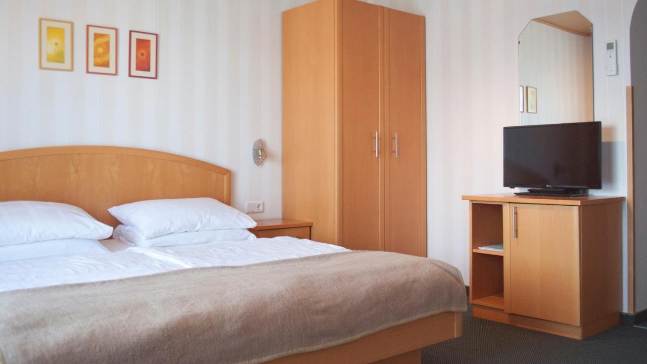 Gastehaus Moser Bed & Breakfast Подерсдорф ам Зее Екстериор снимка