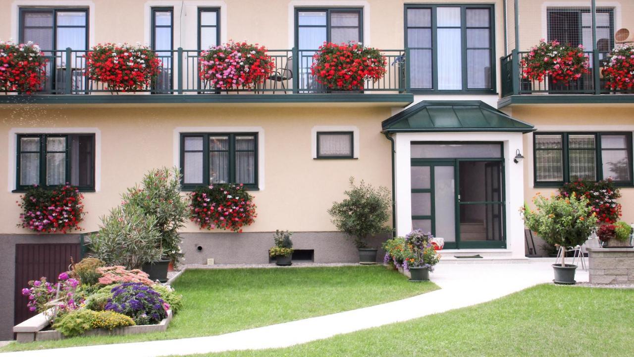 Gastehaus Moser Bed & Breakfast Подерсдорф ам Зее Екстериор снимка