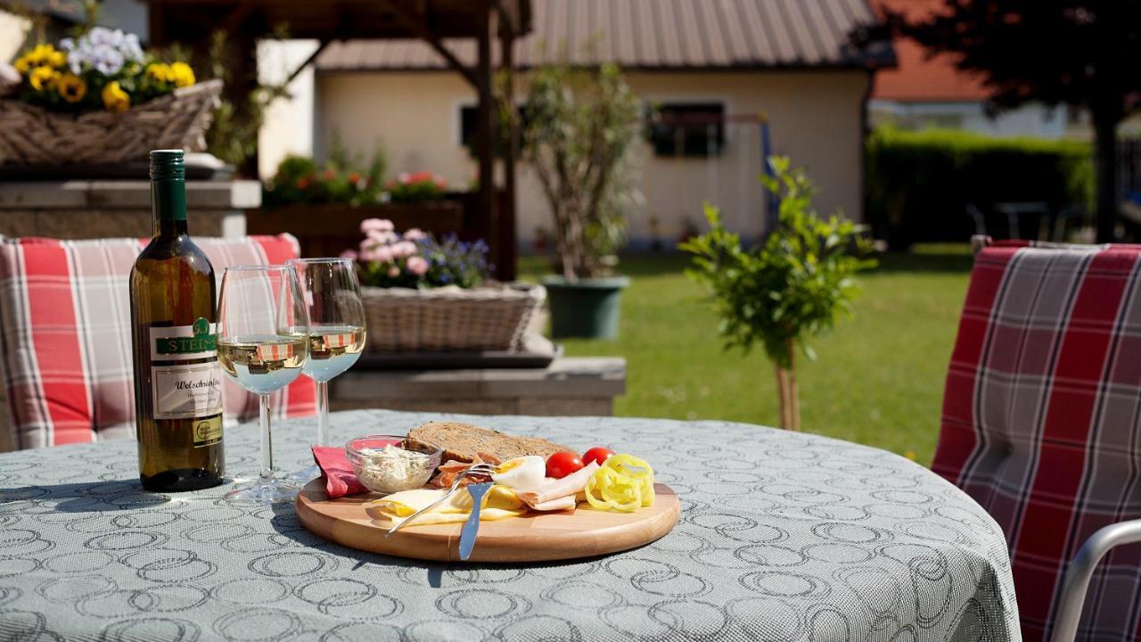 Gastehaus Moser Bed & Breakfast Подерсдорф ам Зее Екстериор снимка